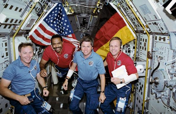 4 astronauts before 2 flags