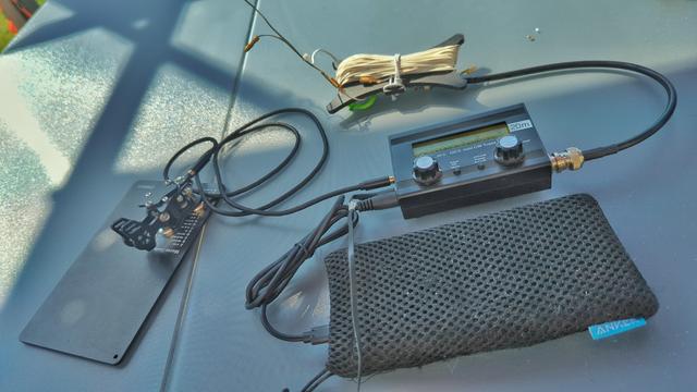 Radioamateur minimalistic rig for outdoor opérations
Transciever is Qrp-labs qcx mini foing only CW on 20m band
Ebdfed wire antenna
CW paddle
Battery