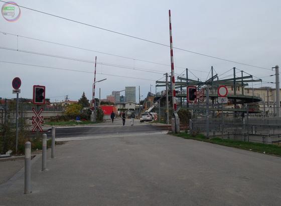 Eisenbahnkreuzung mit Bahnschranken