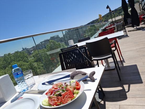 Reisewali neben einem Gurken-Tomaten-Walnusssalat