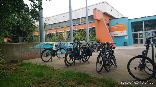 Des arceaux vélos bien occupés samedi matin devant la piscine d'Hérouville Saint-Clair