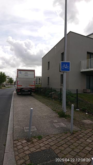 Panneau "piste cyclable conseillée" à Épron (Calvados) avec un premier camion garé dessus ... (1/2)
