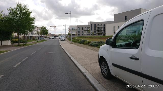 Trottoir indiqué "cyclable" à Épron (Calvados) monopolisée par N voitures et fourgonnettes garées dessus (2/2)