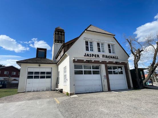 Front view of historic Jasper firehall with large bay doors for fire trucks