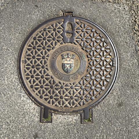 Plaque d’égout à Versailles