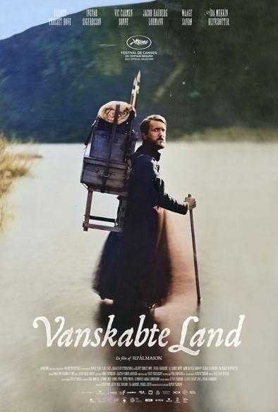 "Vanskabte land" di Hlynur Pálmason, 143 minuti, 2022.

- Alla fine del XIX secolo, un giovane prete danese si reca in una zona remota dell'Islanda per costruire una chiesa e fotografare la sua gente. Ma più si addentra nel paesaggio spietato, più si allontana dal suo scopo, dalla missione e dalla morale. - da themoviedb.org 

L'immagine è un poster del film "Vanskabte Land" (noto anche come "Godland - Nella terra di Dio"). Mostra una persona in piedi in un corpo d'acqua, con in mano un lungo bastone e una grande scatola di legno sulla schiena. Sullo sfondo si vede un paesaggio montuoso con tanto verde.
In alto ci sono i nomi degli attori: Elliott Crosset Hove, Ingvar Sigurdsson, Vic Carmen Sonne, Jacob Hauberg Lohman, Waage Sandø e Ída Mekkín Hlynsdóttir. Il poster include anche il logo che conferma la selezione del film al Festival di Cannes, Un Certain Regard, edizione del 2022. In basso è presente il titolo "Vanskabte Land" e l'indicazione "En film af Hlynur Pálmason."

Descrizione generata con AI.
