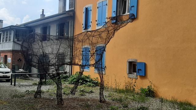 Sculpture (entrelacs de métal) représentant un cheval