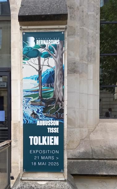 Affiche de l'exposition sur un des contreforts à l'extérieur du bâtiment