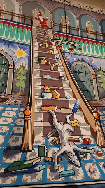 Tapisserie reprenant une des Lettres du Père Noël, avec un ours polaire tombé en bas d'un escalier, le père Noël en haut et les cadeaux éparpillés sur les marches