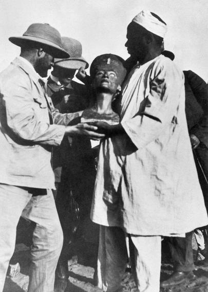 Il momento della scoperta della testa di Nefertiti nel 1912 dopo gli scavi di un gruppo di ricerca tedesco guidato dall'archeologo Ludwig Borchardt.