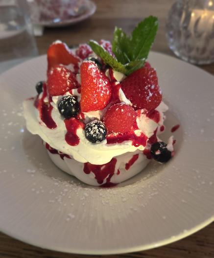 Dessert mit Früchten und Sahne