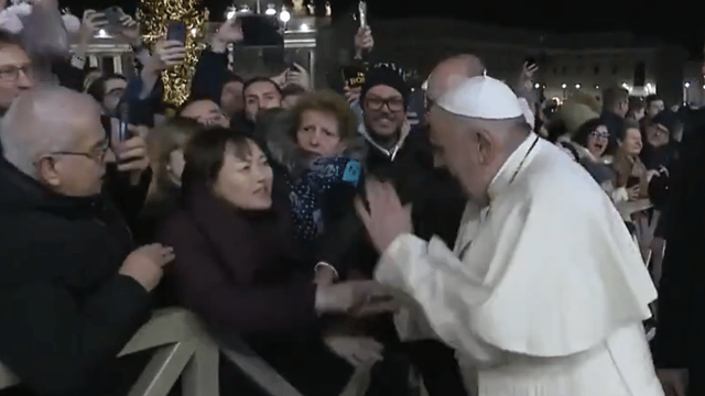 Una imagen icónica de su papado. El Papa golpeando a una mujer que le agarró la mano en 2019.