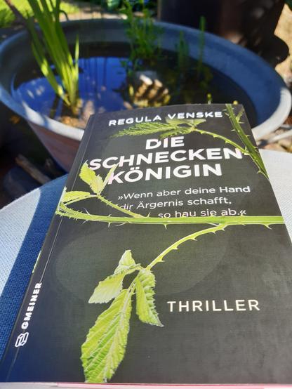 Buch"Die Schneckenkönigin" von Regula Venske. Thriller. Schwarzes Cover mit Dornenranke.