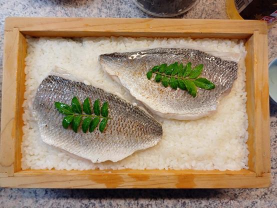 Der Sushi in Vorbereitung vorm Pressen.