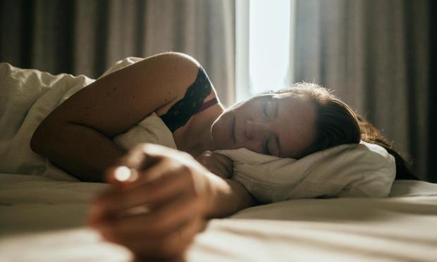 Una imagen de archivo de una mujer durmiendo (Getty Images)
