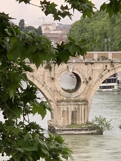 Ponte Sisto in Rom. In den Brückenpfeiler ist eine kreisrunde Öffnung eingebaut.