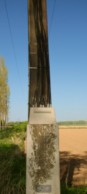 En vis-à-vis au poteau en bois, un poteau en béton, placé coté agriculture conventionnelle.