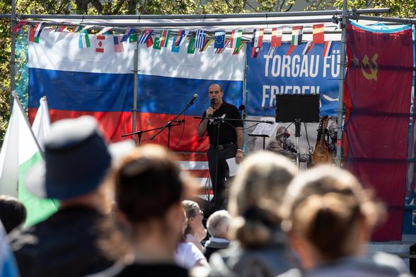 Ralf Heber von den Freie Sachsen hält eine Rede auf der Kundgebung über seine "Wahlbeobachtung" in Russland.