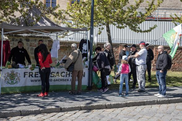 Personen stehen Schlange am Verkaufsstand der Freien Sachsen.