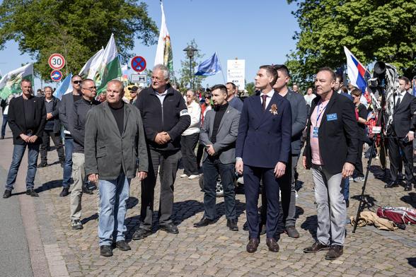 Russische und prorussische Abordnung um den Diplomaten Andrey Sobolev.