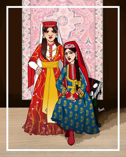 Illustration numérique représentant deux femmes (une debout et l'autre assise) devant un tapis mural. Elles sont toutes les deux face caméra. La femme debout est vêtue d'une robe rouge et or, et d'une coiffe rouge et blanche qui tombe en traine sur ses cheveux châtains. Il y a des motifs floraux sur sa robe, et elle a plusieurs bijoux : des pendentifs or, des boucle d'oreille triangles en argent. Elle esquisse un léger sourire. Sa peau est claire et ses joues rosies.
La femme assise, quant à elle, est vêtue d'une robe bleu à motifs floraux or, et a un voile rouge par dessus une longue natte brune. Elle a deux grains de beauté sur le visage, les yeux en amande, et esquisse également un léger sourire.