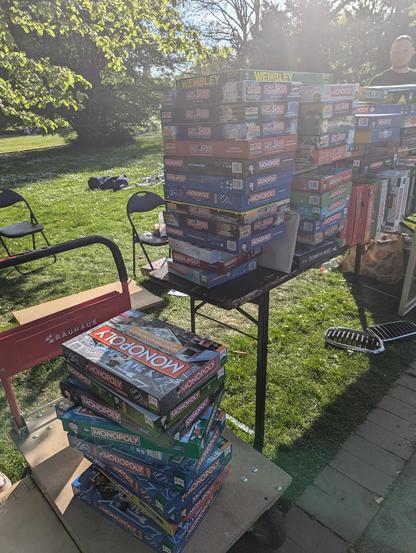 Knapp die Hälfte der Monopoly Spiele die an dem Stand zu kaufen waren.