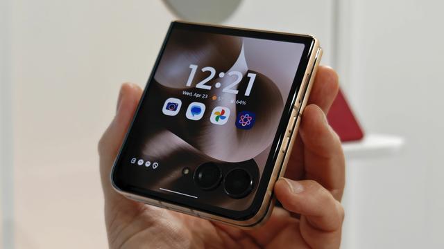 Photo of the cover screen of the Motorola Razr Ultra (wood brown) held in front of a white background