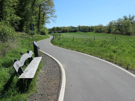 Radweg außerorts Kurven mit Randlinien