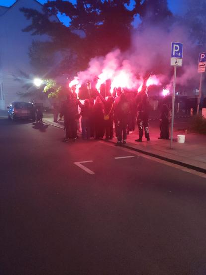 Gruppe von Menschen mit gezündeten Bengalos