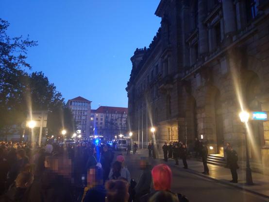Demonstranten stehen vor der Dresdener Polizeizentrale getrennt durch eine Polizeikette