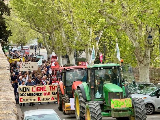 Manifestation du 7 avril en Arles, avec deux tracteurs en tête de cortède.