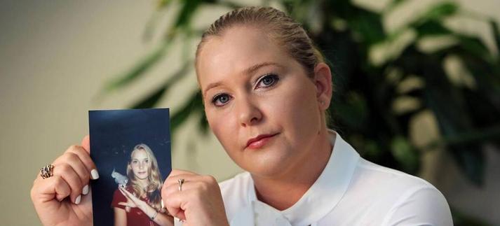 Virginia Giuffre, con una foto de sí misma cuando era adolescente y denunció los abusos de Jeffrey Epstein y Ghislaine Maxwell. / Miami Herald