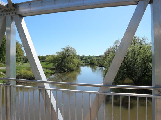 Flußblick zur Eder von der Radbrücke zwischen Grifte und Wolfershausen
