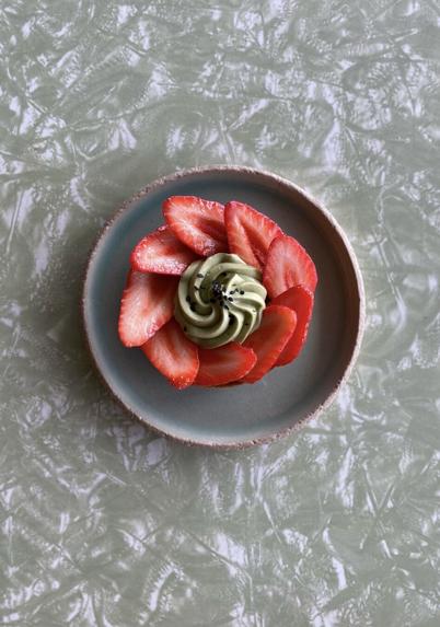 Tarte Fraises, matcha et sésame noir, chez Monsieur Papier, café papeterie de la pointe du Raz