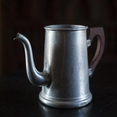 Photographie d'une cafetière sur fond noir