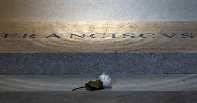 Photo of the tomb stone of pope Francis, showing a terribly spaced FRANCISCVS.
