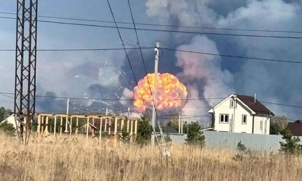 Captura de uno de los vídeos difundidos en redes sociales de la explosión del silo de Vladímir, en Rusia. (TELEGRAM)