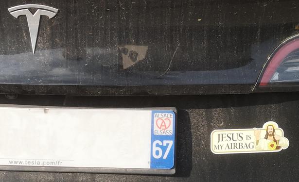 Photo d'un autocollant collé sur le coffre d'une Tesla :
JESUS is my AIRBAG
