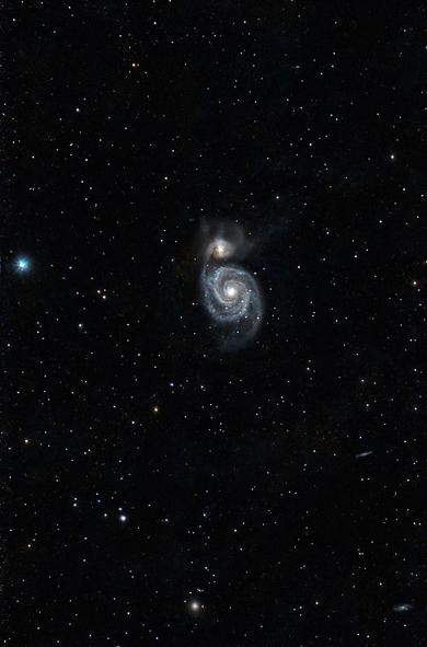 Oszałamiający widok galaktyki wirowej, z jej spiralnymi ramionami otoczonymi licznymi gwiazdami na ciemnym niebie.

A stunning view of the whirlpool galaxy, featuring its spiraling arms surrounded by numerous stars in a dark sky.