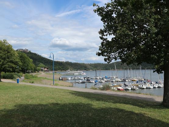 Edersee Seeblick vom Ufer bei Waldeck-West mit Fahrgastschiff und Segelbooten