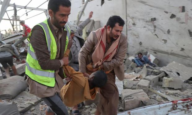 Personal de emergencias y voluntarios retiran cadáveres y heridos de entre los escombros del centro de detención temporal de migrantes que ha sido destruido tras un bombardeo de EEUU en Saada (Yemen). (REUTERS/Naif Rahma)