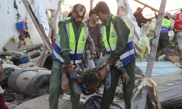 Personal de emergencias y voluntarios retiran cadáveres y heridos de entre los escombros del centro de detención de migrantes que fue bombardeado por EEUU, en Saada (Yemen). (REUTERS/Naif Rahma)