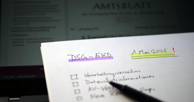 Eine Checkliste mit der Überschrift »DSG-EKD – 1. Mai 2025« liegt vor einer digitalen Ausgabe des EKD-Amtsblatts