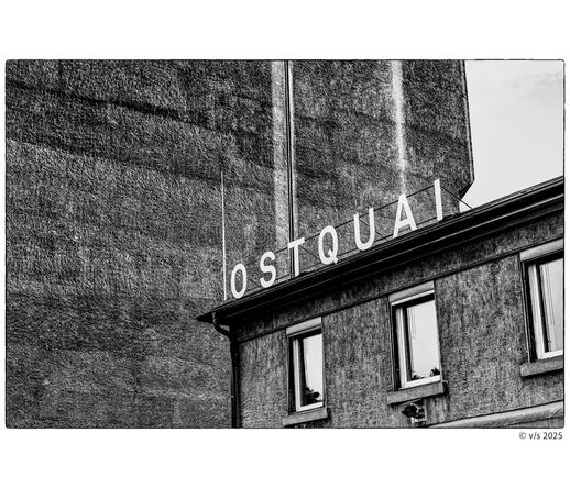 Gebäude mit dem Schriftzug "OSTQUAI"