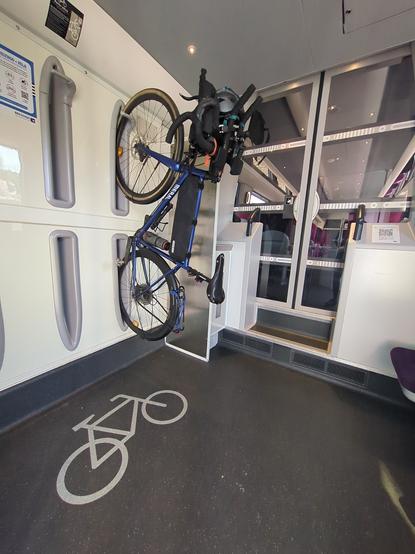 Vélo suspendu dans l'espace ad hoc du TER. Il y a deux autres emplacements de libre.