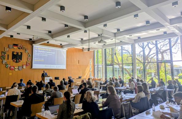 Eröffnung des 14. Speyerer Forums durch Prof. Dr. David Roth-Isigkeit an der Deutschen Universität für Verwaltungswissenschaften Speyer.