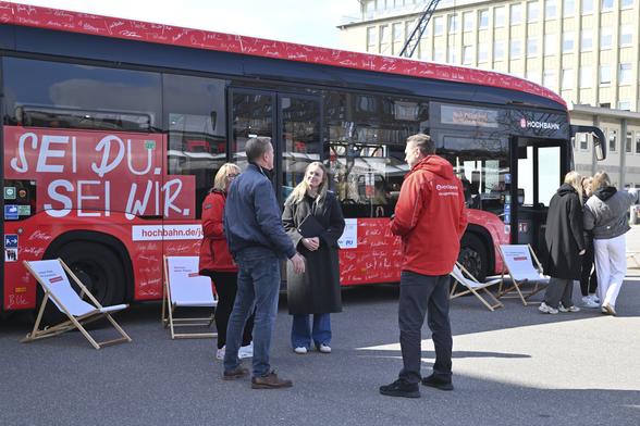 Foto des HOCHBAHN Job-Busses, davor das Recruiting-Team