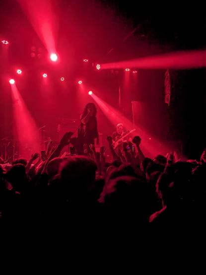 Machine Girl en vivo en uniclub, luces rojas.