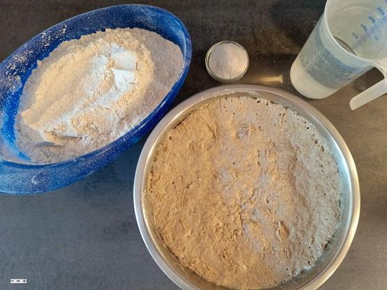 Mehl, Wasser, Salz und ein in 15 Stunden gereifter Sauerteig - mehr braucht es nicht für ein gutes Brot.