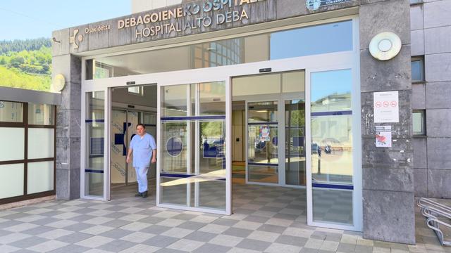 Debaoieneko ospitalera joan dira Goienakoak. Ospital atariko argazkia da hau. Andoni Goitik ateratakoa oraintxe.